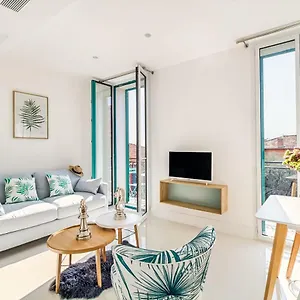 https://new-sea-view-design-balcony-203.fr-provencehotel.com
